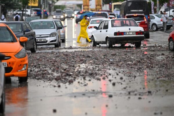 35 il için sarı ve turuncu uyarı: Kuvvetli yağış ve fırtınaya dikkat