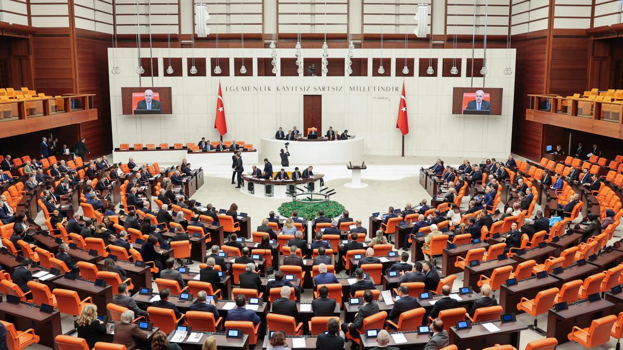 En düşük emekli aylığının artırılmasını da içeren kanun teklifi kabul edildi