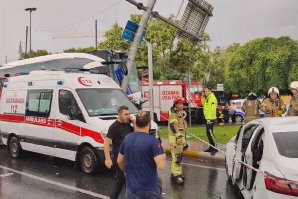 Eyüpsultan'da yolcu otobüsü ile otomobil çarpıştı: 30 yaralı