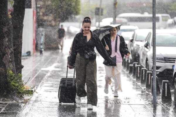 İstanbul sağanağa teslim: Alt geçitleri su bastı, trafik kilitlendi