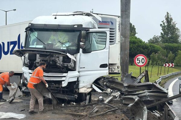 Pendik'te bariyerlere çarpan tır TEM trafiğini aksattı