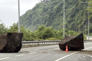 Rize'de yamaçtan kopan kaya parçaları yola düştü